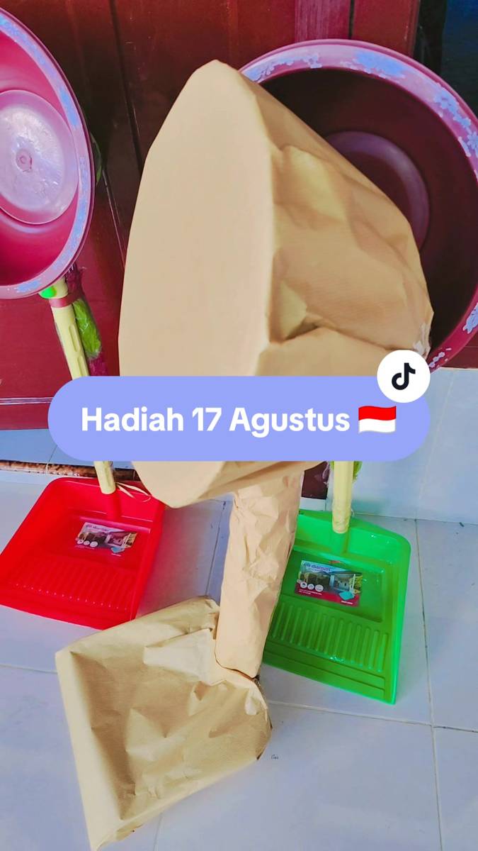 bungkus hadiah 17-an (tiktok.com/yundacraft)