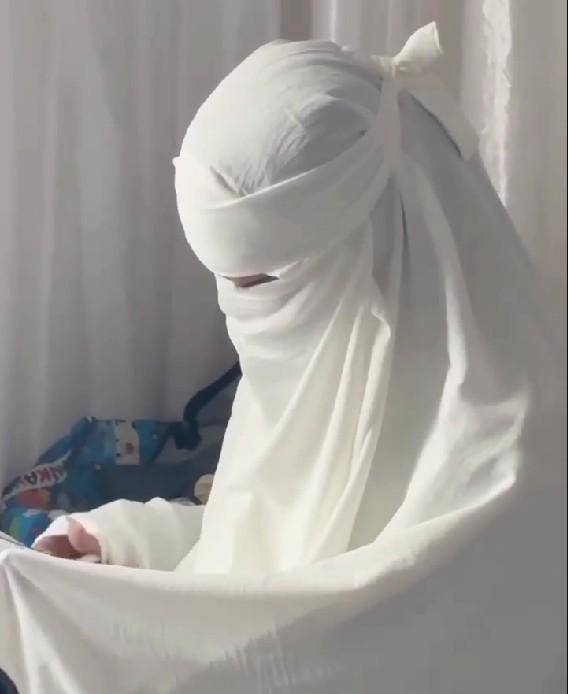 Seorang pria di Pinrang menyamar sebagai perempuan dengan mengenakan cadar. 