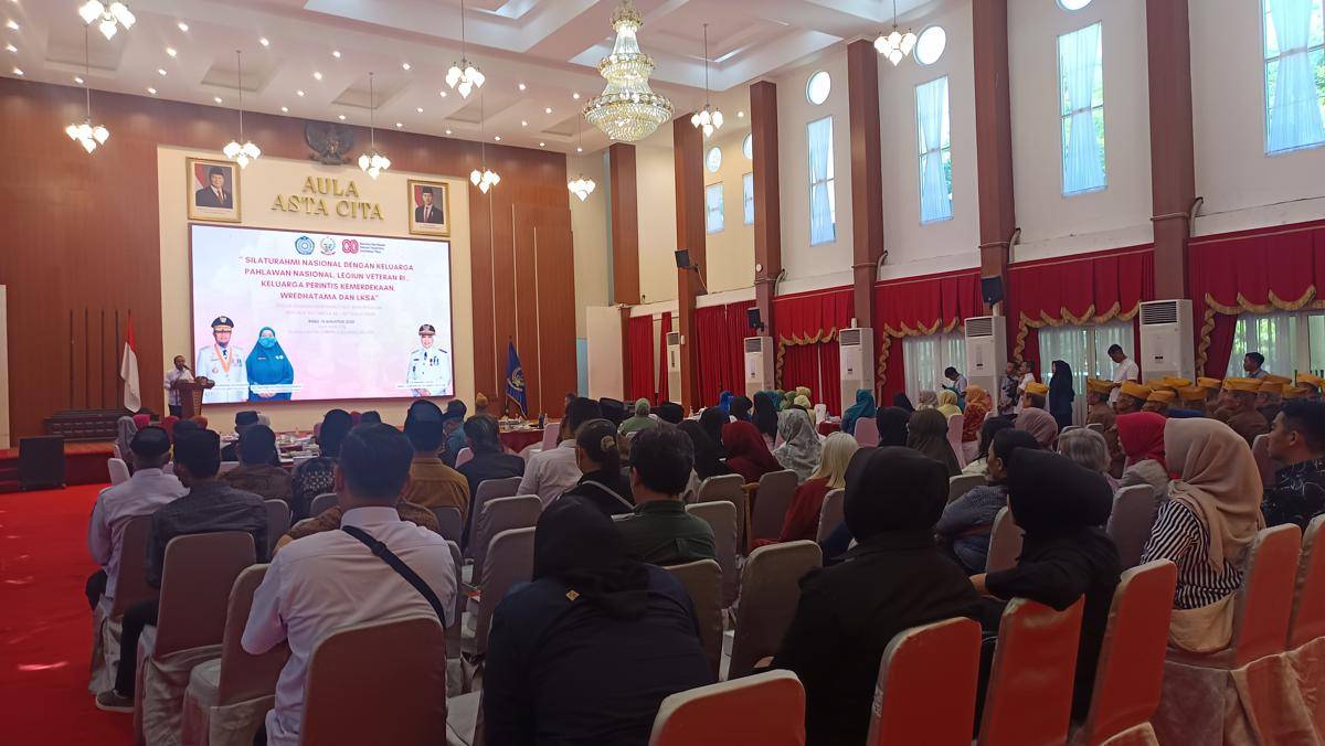 Suasana acara silaturahmi dengan keluarga pahlawan nasional, veteran, wredhatama, dan LKSA di Aula Asta Cita, Rumah Jabatan Gubernur, Rabu (13/8/2025).