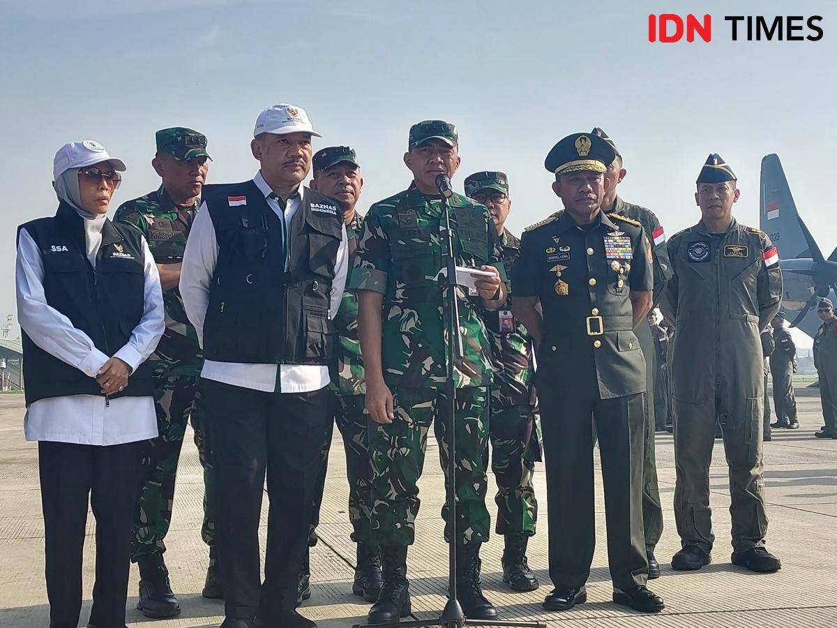Sekretaris Jenderal Kementerian Pertahanan, Letjen Tri Budi Utomo (di belakang microfon) ketika memberikan keterangan mengenai misi kemanusiaan ke Gaza, Palestina. (IDN Times/Santi Dewi)