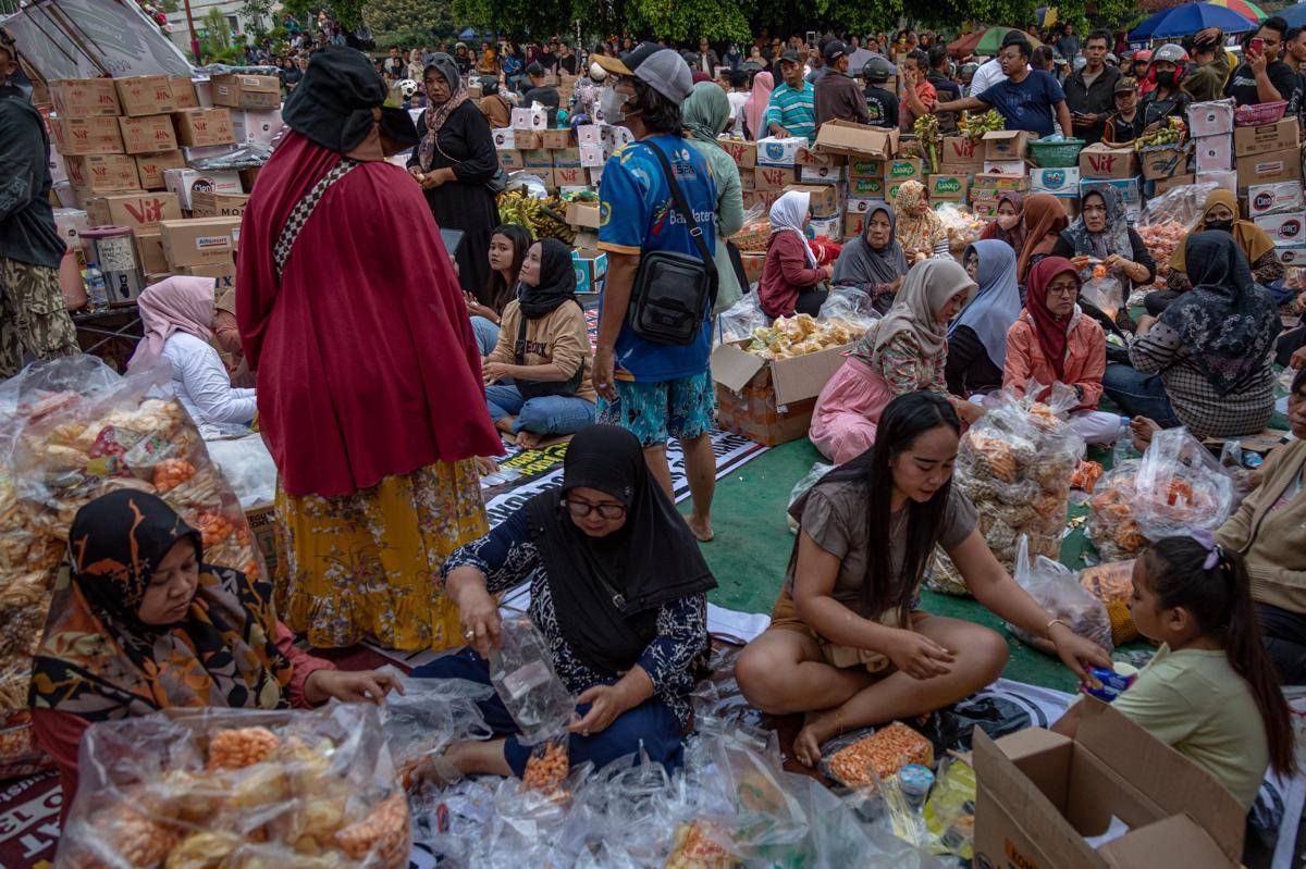 antarafoto-posko-bantuan-logistik-unjuk-rasa-di-kabupaten-pati-1755050323.jpg