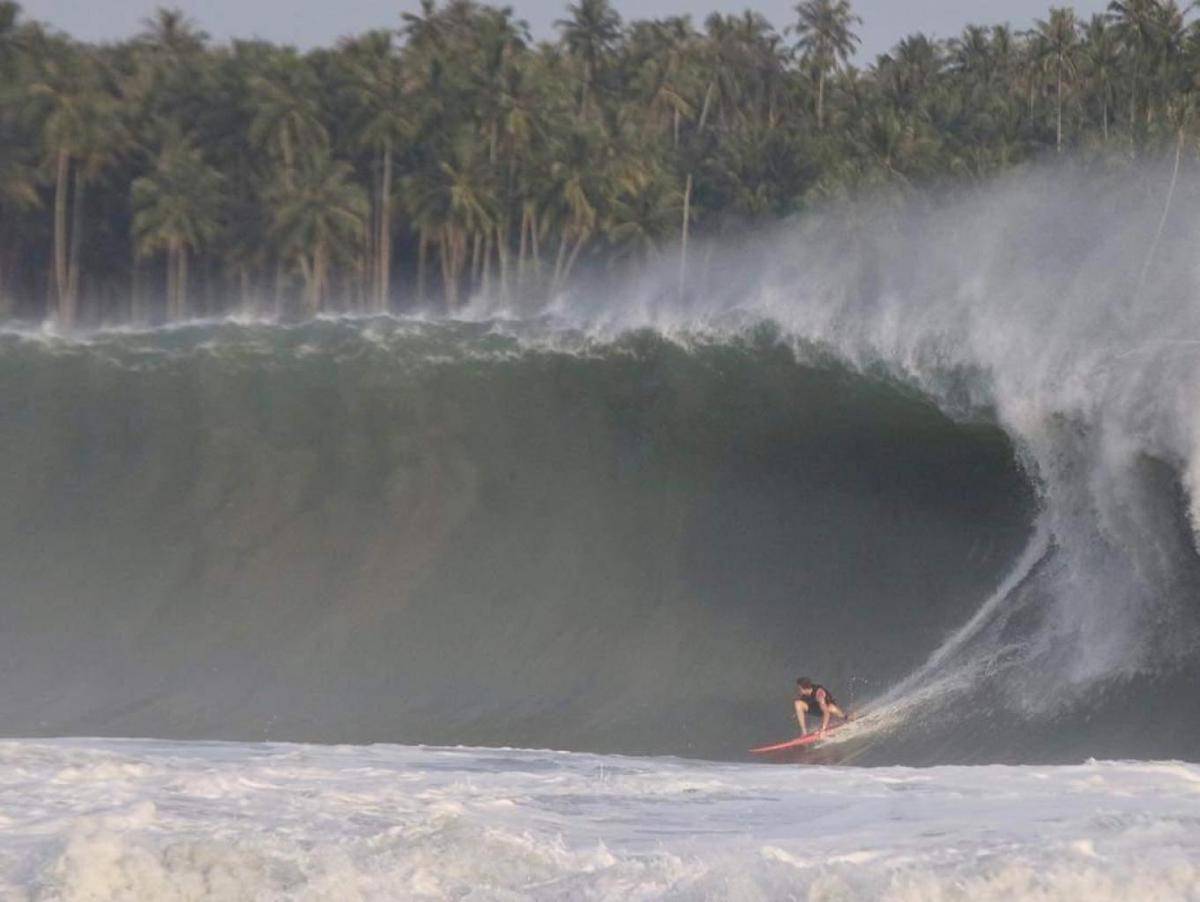 Pantai Sorake untuk spot surfing