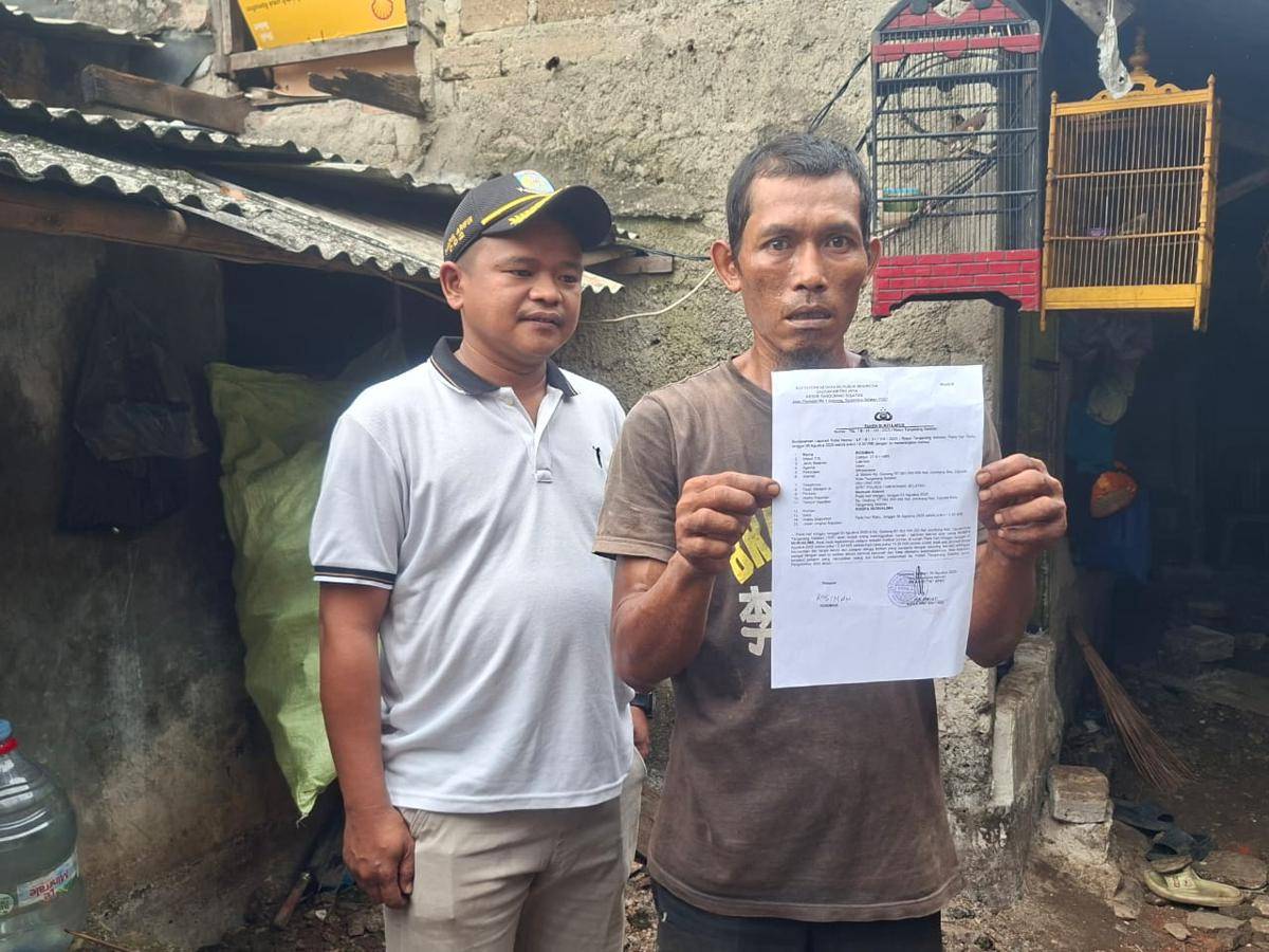 Ayah korban menunjukkan surat laporan dugaan penculikan anaknya
