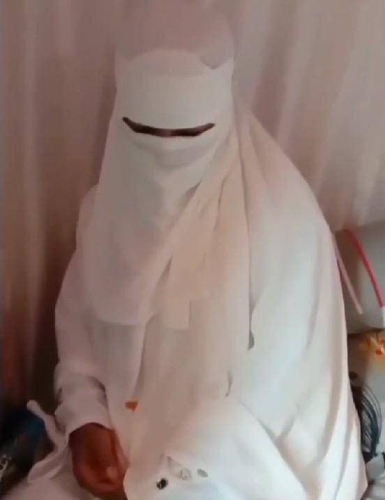 Seorang pria di Pinrang menyamar sebagai perempuan dengan mengenakan cadar.