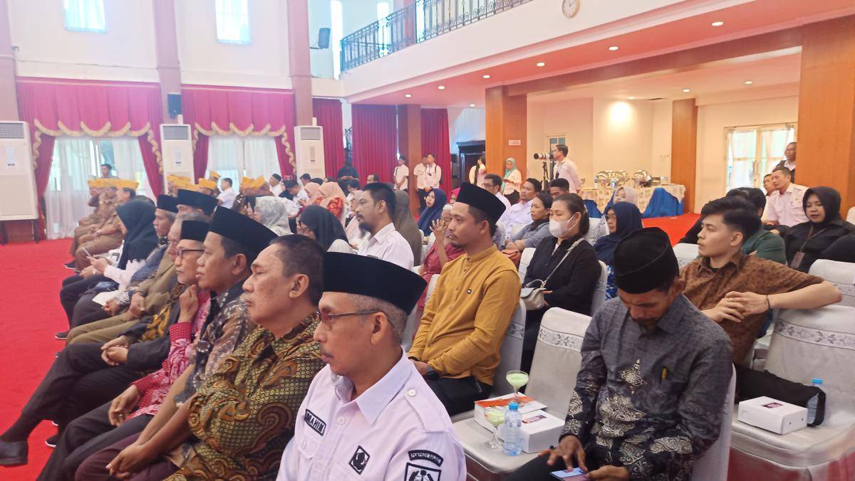 Suasana acara silaturahmi dengan keluarga pahlawan nasional, veteran, wredhatama, dan LKSA di Aula Asta Cita, Rumah Jabatan Gubernur, Rabu (13/8/2025). 