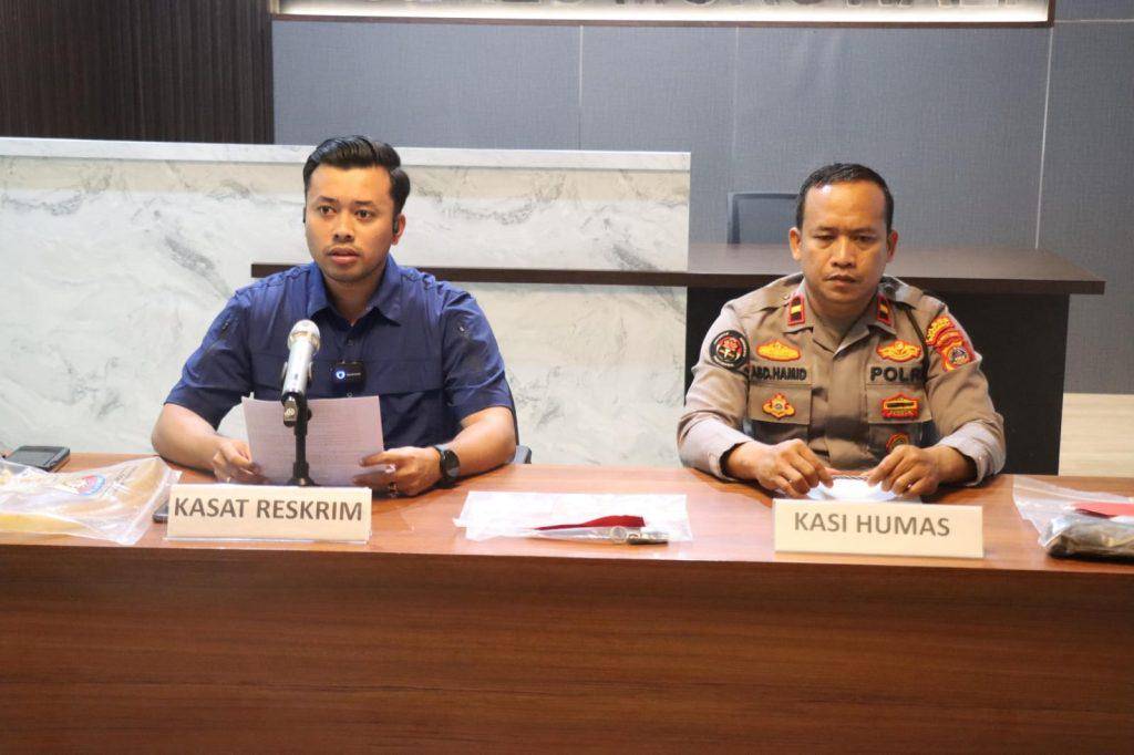  Kasatreskrim Polres Morowali AKP Erick Wijaya Siagian didampingi Ps. Kasihumas IPDA Abd Hamid. (Dok. Polda Sulteng)