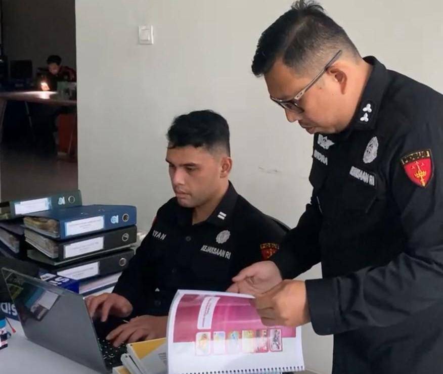 Penyidik Kejati Kaltim menggeledah kantor PT Listrik Kaltim dan memeriksa dokumen terkait dugaan korupsi.