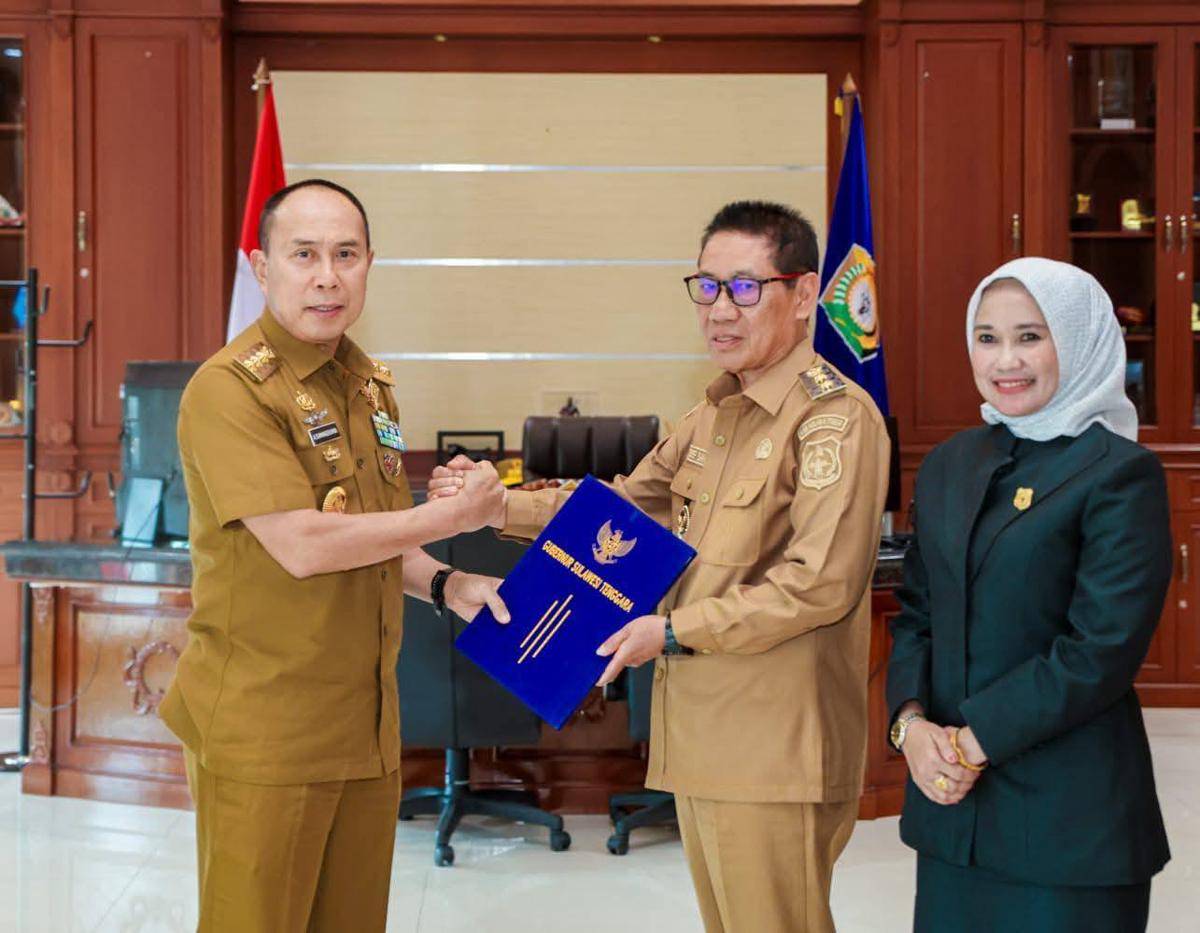 Gubernur Sulawesi Tenggara Mayjen TNI (Purn) Andi Sumangerukka menyerahkan surat penugasan sebagai Pelaksana Tugas (Plt) Bupati Kolaka Timur kepada Wakil Bupati Yosep Sahaka. (Dok. Pemprov Sultra)