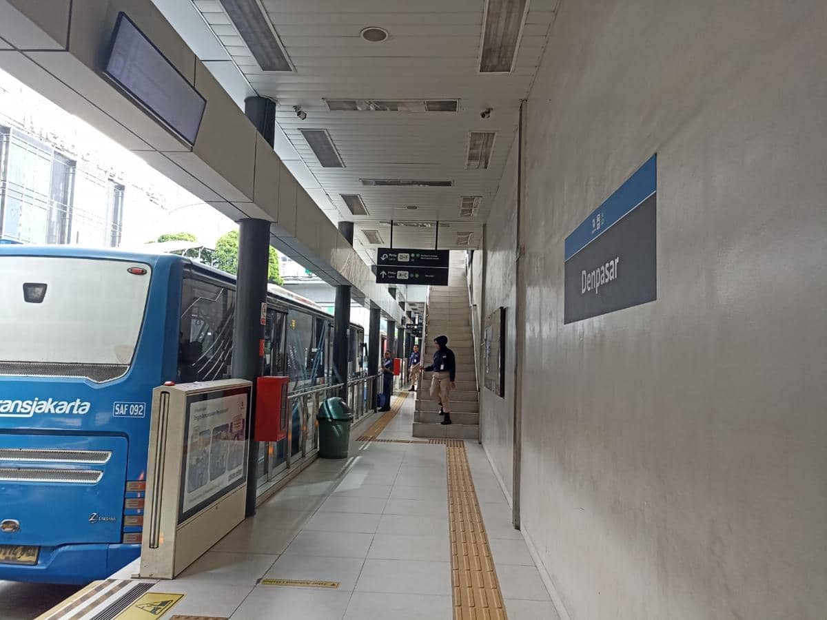 Dua Bus TransJakarta Adu Banteng di Jalur Langit Koridor 13