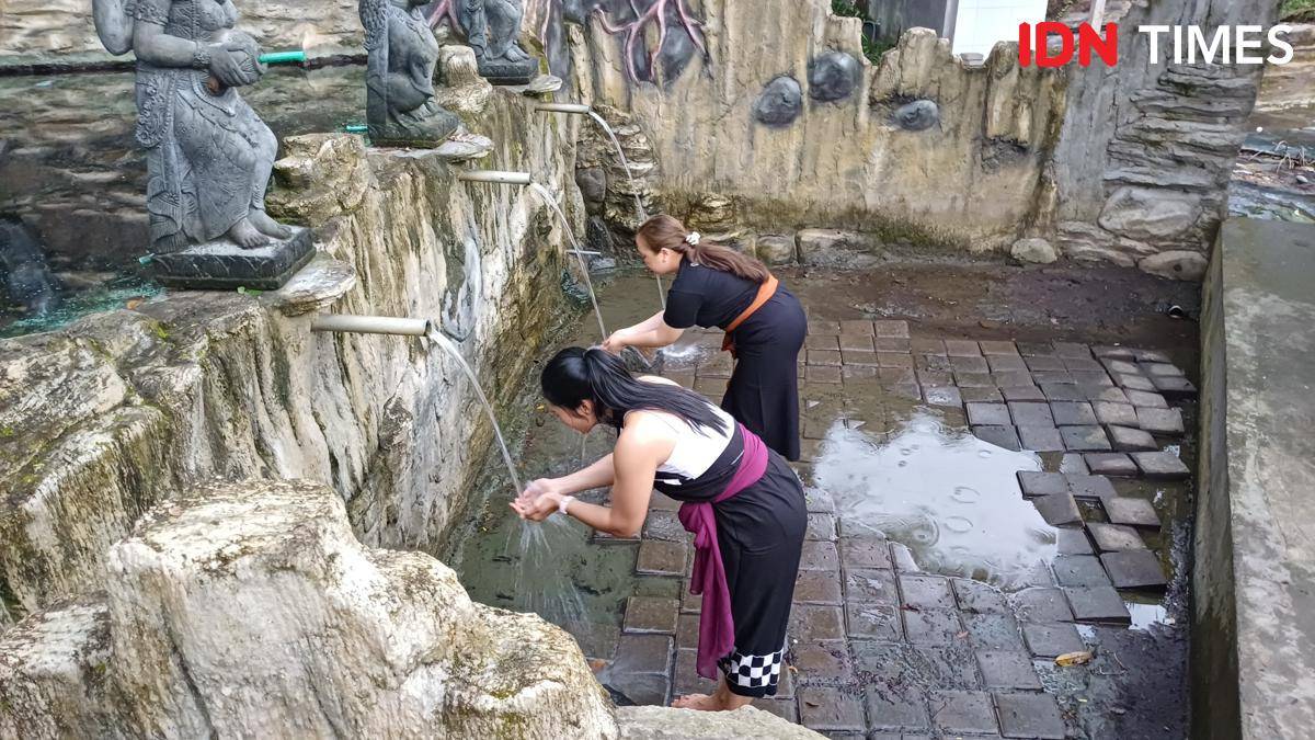 Potret Melukat di Pura Ulun Danu Beji Taman Sari Yeh Panes Jembrana, Bali Bara