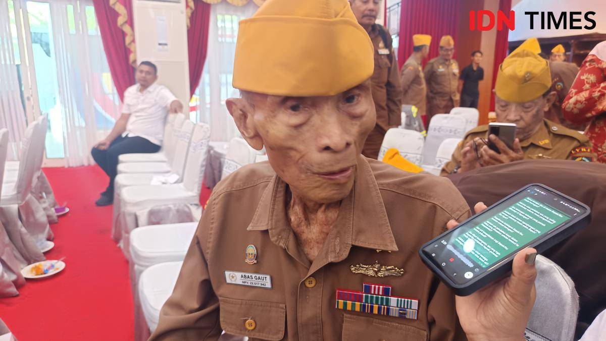 Abas Gaut (84), veteran Trikora, Dwikora, dan Seroja, mengenang masa tugasnya saat silaturahmi dengan keluarga pahlawan nasional di Aula Asta Cita, Rumah Jabatan Gubernur Sulawesi Selatan, Rabu (13/8/2025).