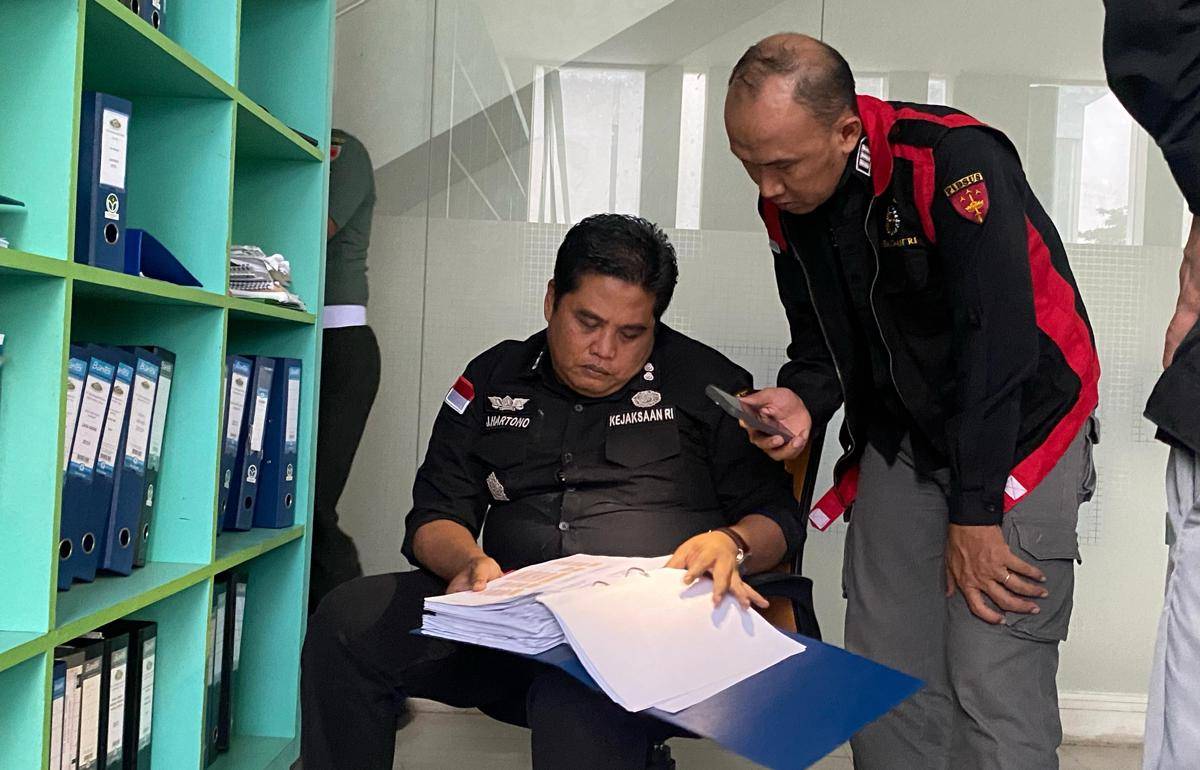 Penyidik Kejati Kaltim menggeledah kantor PT Listrik Kaltim dan memeriksa dokumen terkait dugaan korupsi.