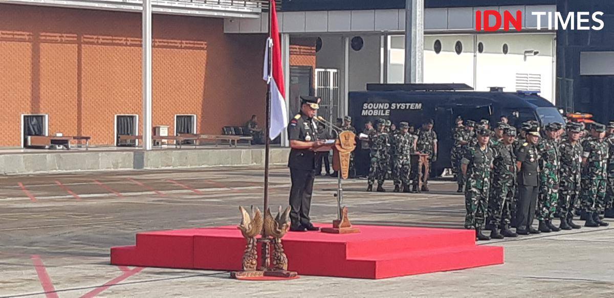 Panglima TNI, Jenderal Agus Subiyanto ketika melepas Satgas Merah Putih II yang membawa bantuan kemanusiaan untuk Gaza, Palestina di Lanud Halim. (IDN Times/Santi Dewi)
