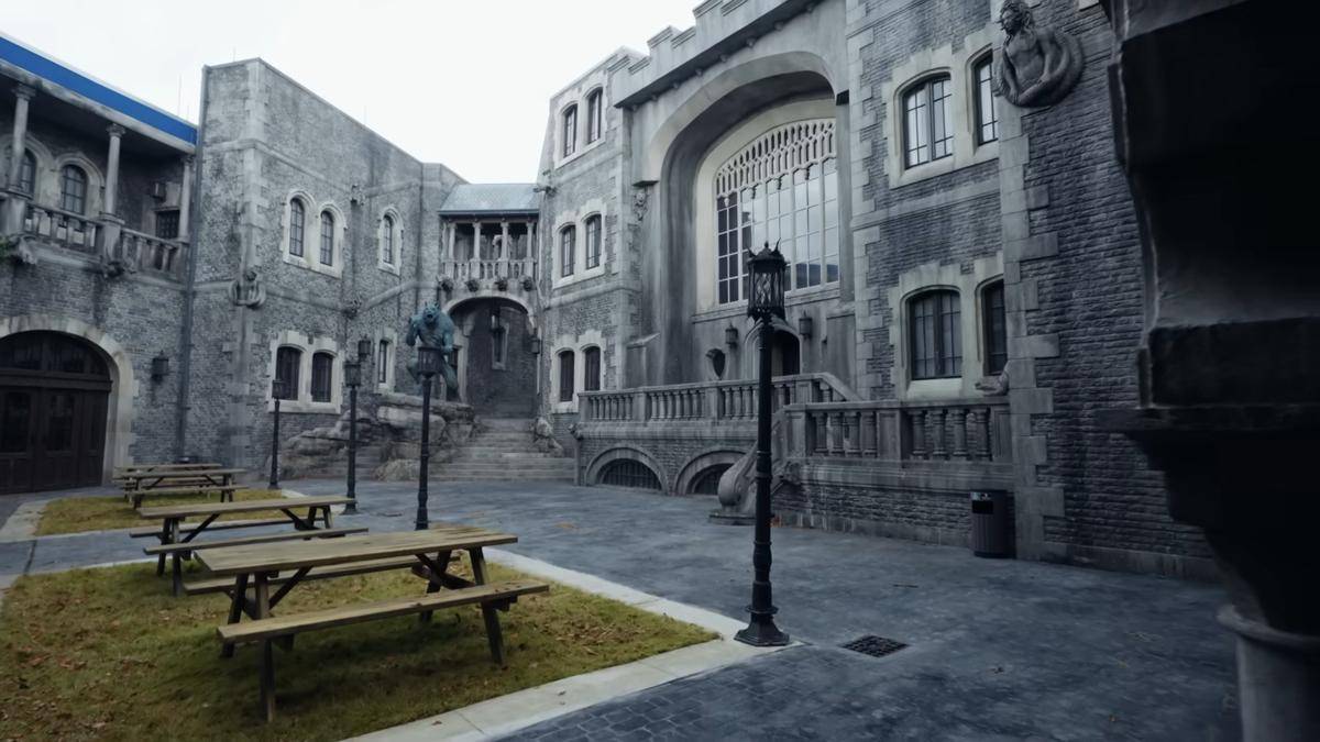 set Nevermore Academy di Wednesday Season 2