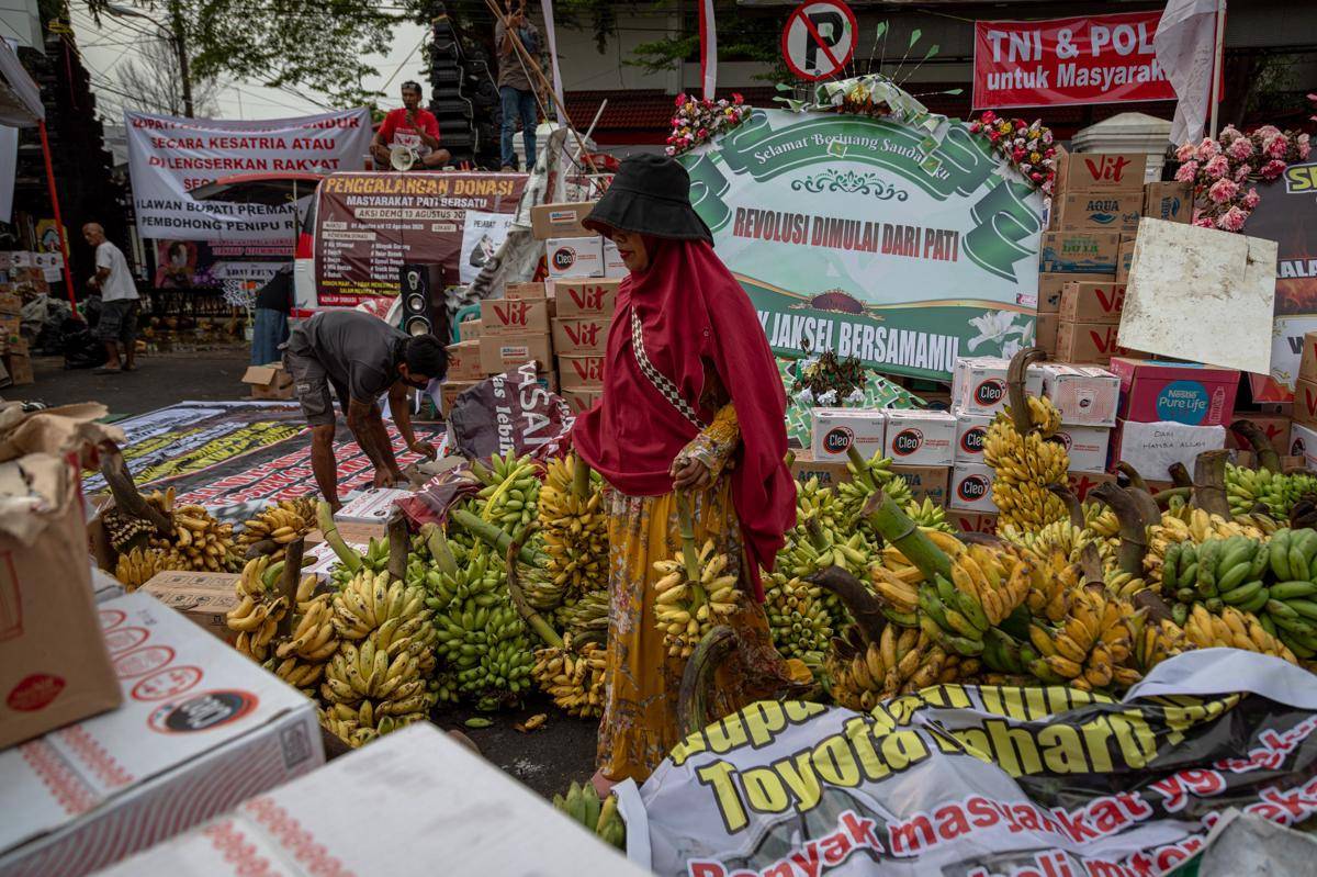 antarafoto-posko-bantuan-logistik-unjuk-rasa-di-kabupaten-pati-1755050328.jpg