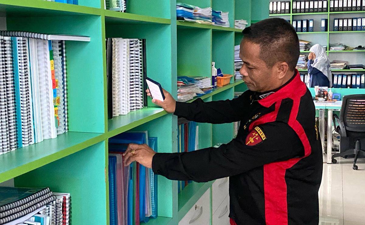 Penyidik Kejati Kaltim menggeledah kantor PT Listrik Kaltim dan memeriksa dokumen terkait dugaan korupsi.