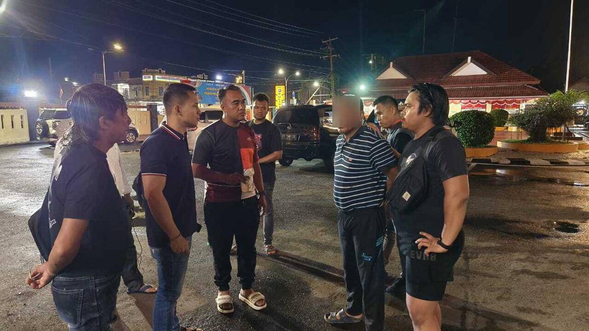 Zainal (baju bergaris) kini ditahan di Rutan Mapolres Paser. 