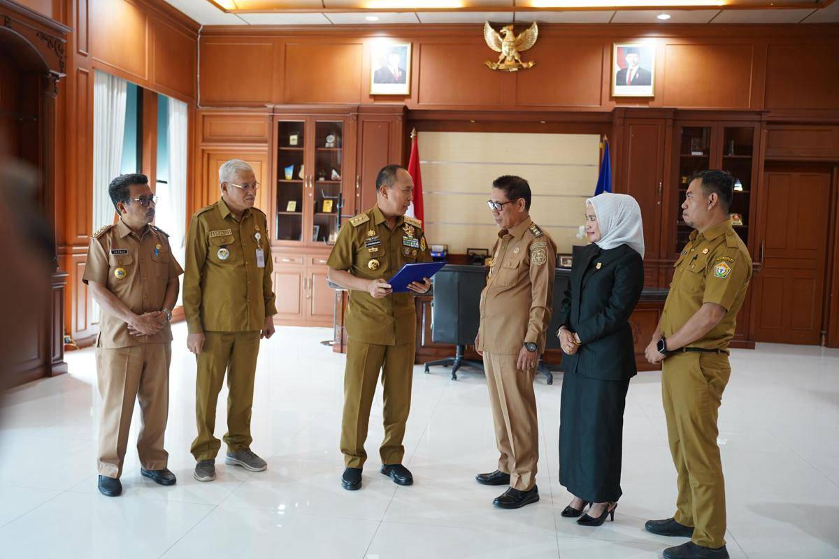 Gubernur Sulawesi Tenggara Mayjen TNI (Purn) Andi Sumangerukka menyerahkan surat penugasan sebagai Pelaksana Tugas (Plt) Bupati Kolaka Timur kepada Wakil Bupati Yosep Sahaka. (Dok. Pemprov Sultra)