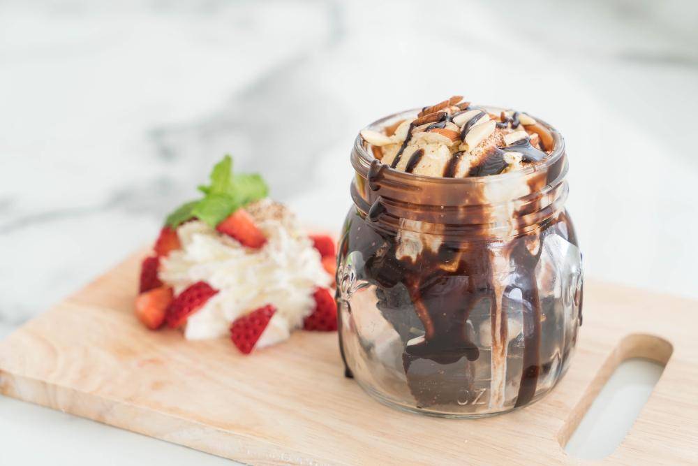 ilustrasi choco banana parfait