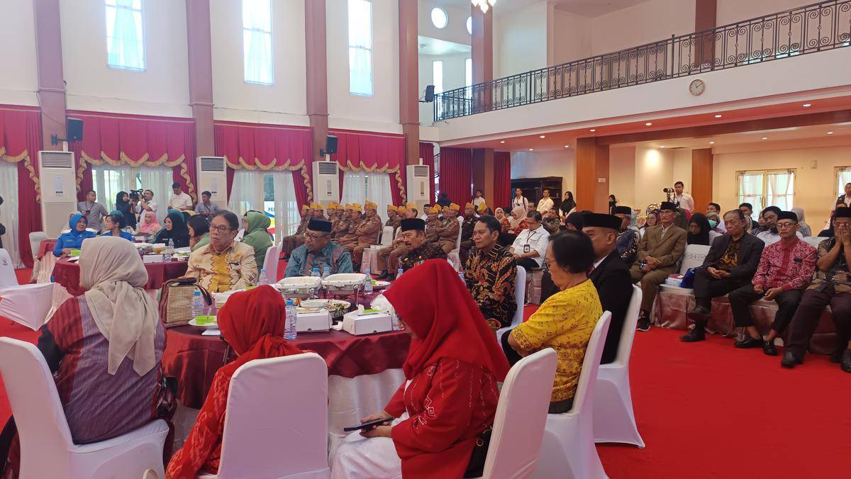 Suasana acara silaturahmi dengan keluarga pahlawan nasional, veteran, wredhatama, dan LKSA di Aula Asta Cita, Rumah Jabatan Gubernur, Rabu (13/8/2025).