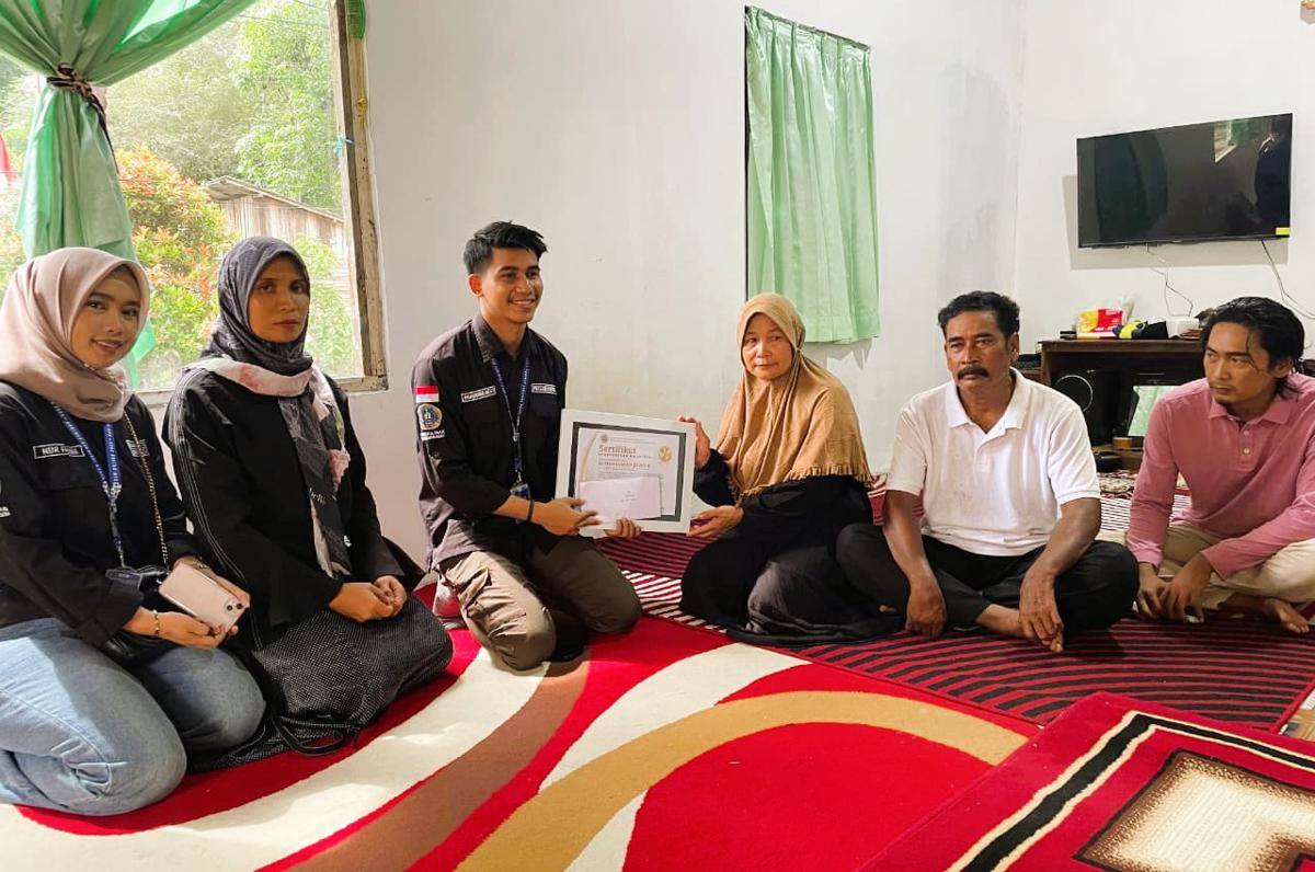 Universitas Islam Kalimantan Muhammad Arsyad Al-Banjari (UNISKA MAB) menyerahkan penghargaan Anumerta kepada almarhumah Juwita. (Dok/istimewa)
