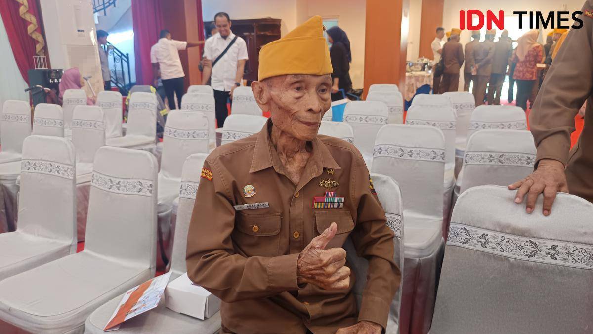 Abas Gaut (84), veteran Trikora, Dwikora, dan Seroja, mengenang masa tugasnya saat silaturahmi dengan keluarga pahlawan nasional di Aula Asta Cita, Rumah Jabatan Gubernur Sulawesi Selatan, Rabu (13/8/2025). 