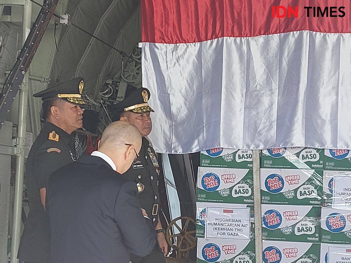 Panglima TNI, Jenderal Agus Subiyanto dan Wakil Panglima TNI, Jenderal Tandyo Budi Revita ketika meninjau isi bantuan kemanusiaan untuk Gaza di pesawat Super Hercules. (IDN Times/Santi Dewi)