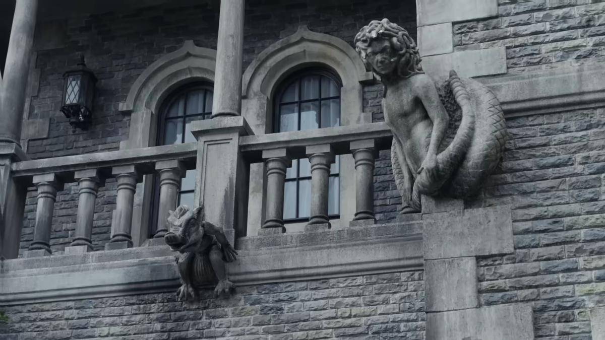 set Nevermore Academy di Wednesday Season 2