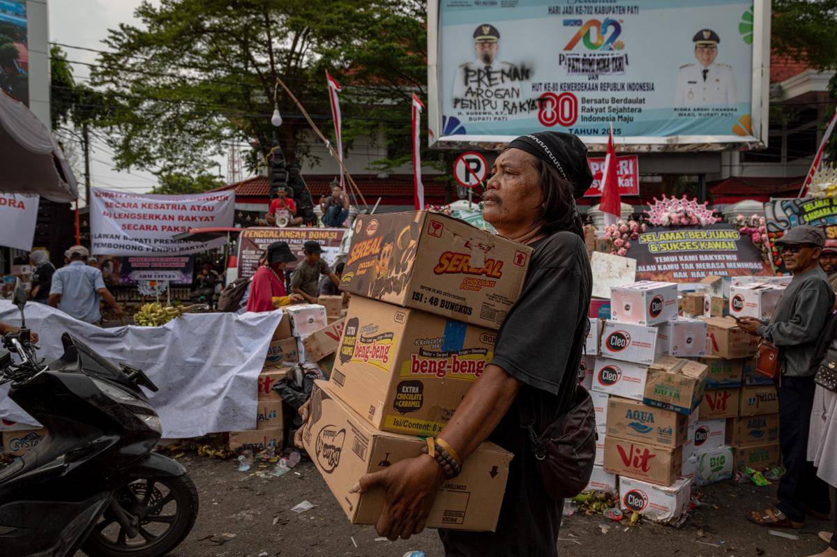 antarafoto-posko-bantuan-logistik-unjuk-rasa-di-kabupaten-pati-1755050344.jpg