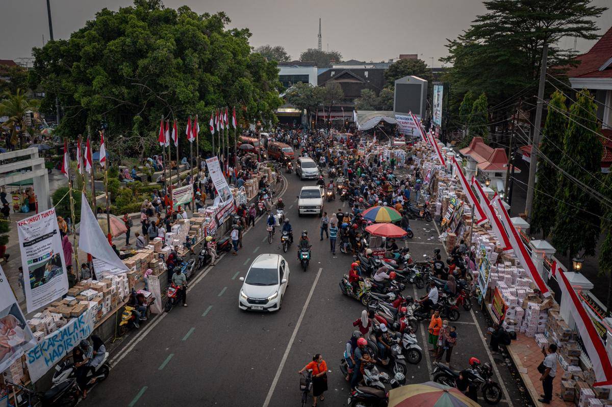 antarafoto-posko-bantuan-logistik-unjuk-rasa-di-kabupaten-pati-1755050340.jpg