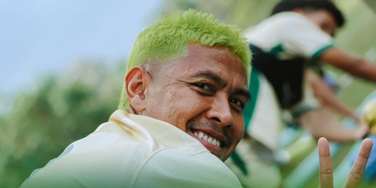 Jajang Mulyana ubah warna rambutnya menjadi hijau. (pssleman.id)