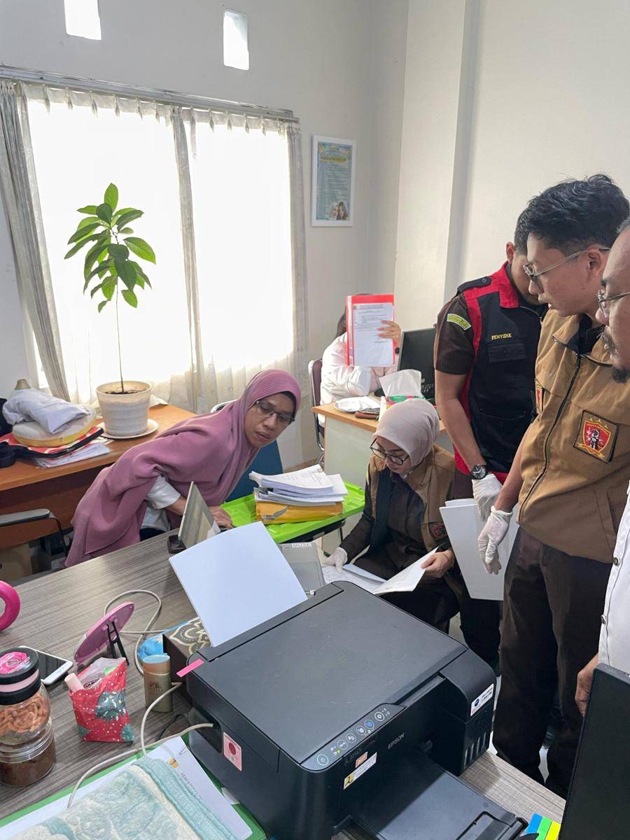 Kejari Sinjai menggeledah dua kantor di Makassar terkait penyelidikan perkara dugaan korupsi. (Dok. Istimewa)