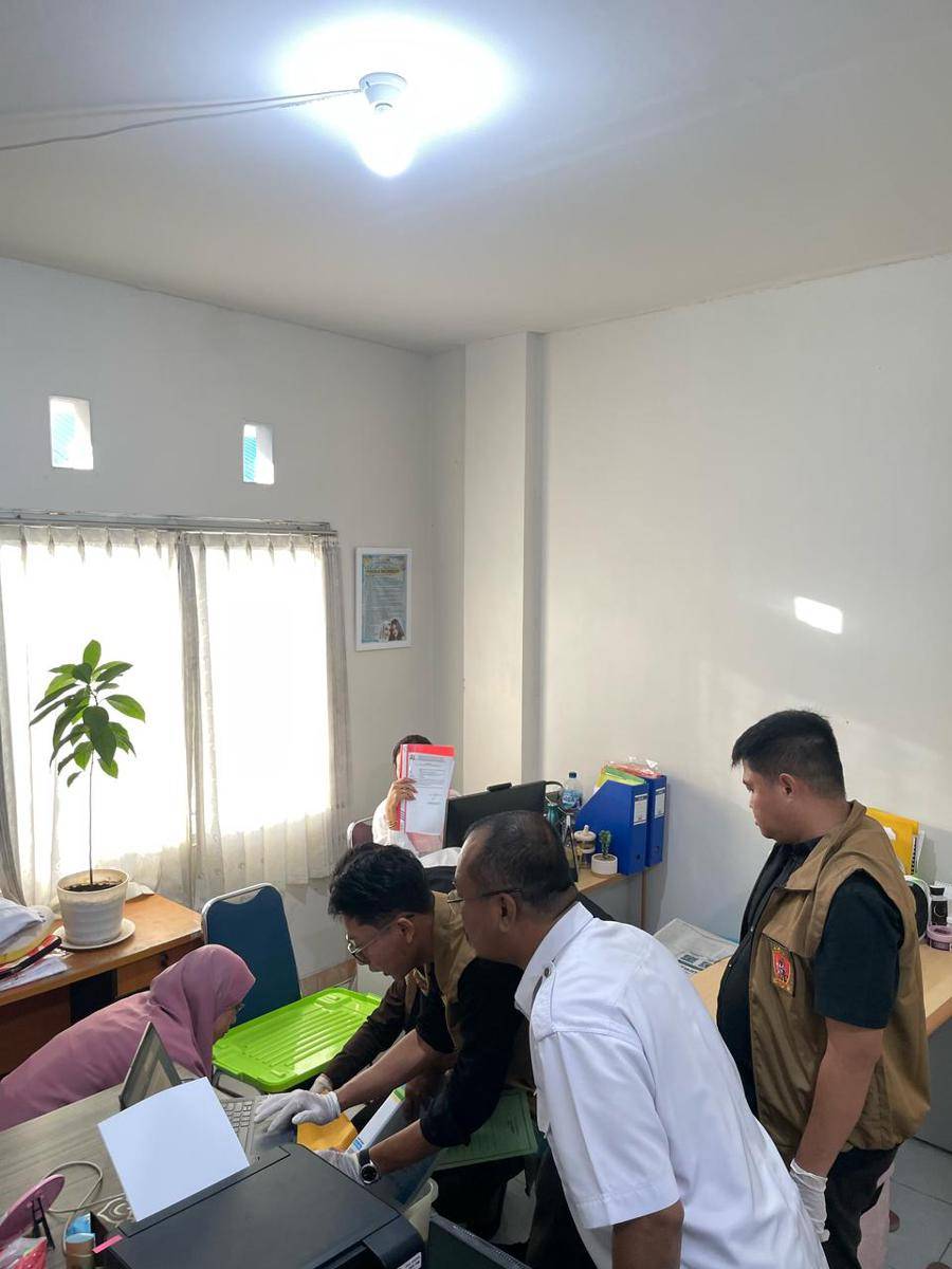 Kejari Sinjai menggeledah dua kantor di Makassar terkait penyelidikan perkara dugaan korupsi. (Dok. Istimewa)