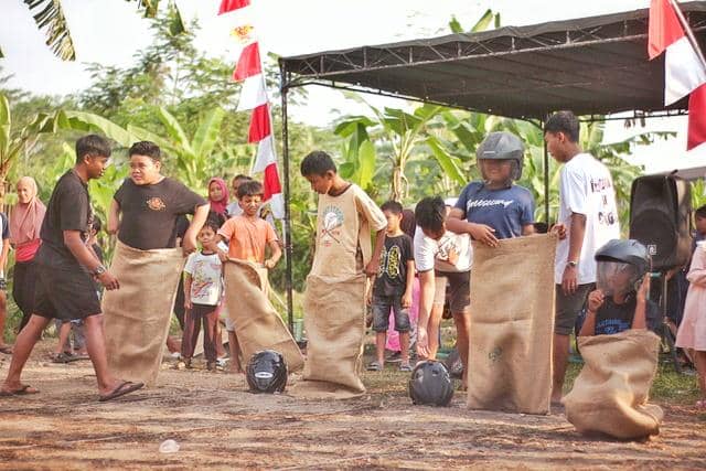 Ilustrasi suasana lomba 17 Agustus di kampung (vecteezy.com/zen zen desain)