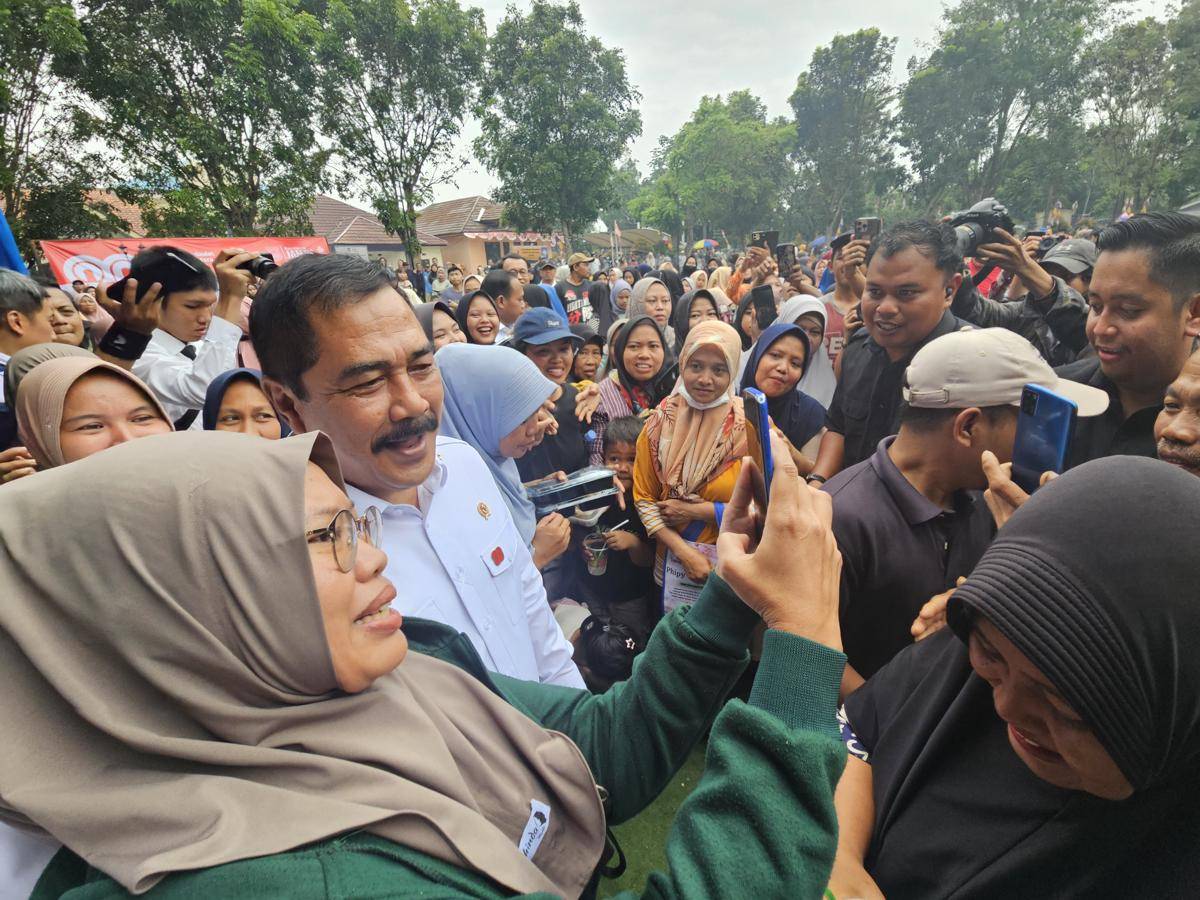Menteri Imipas, Agus Andrianto mengunjungi masyarakat sekitar Rutan Jambe Tangerang (IDN Times/Maya Aulia Aprilianti)