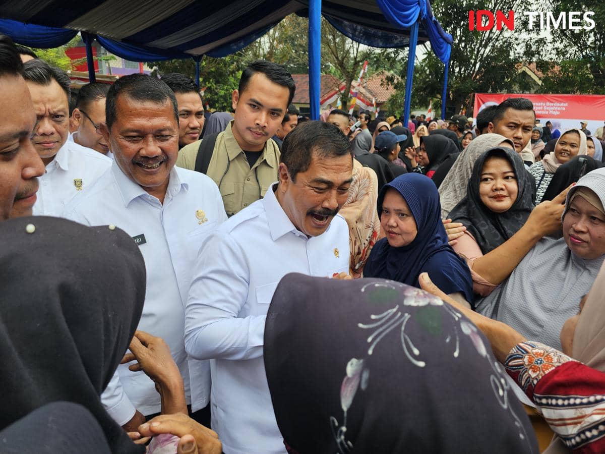 Menteri Imipas, Agus Andrianto mengunjungi masyarakat sekitar Rutan Jambe Tangerang (IDN Times/Maya Aulia Aprilianti)