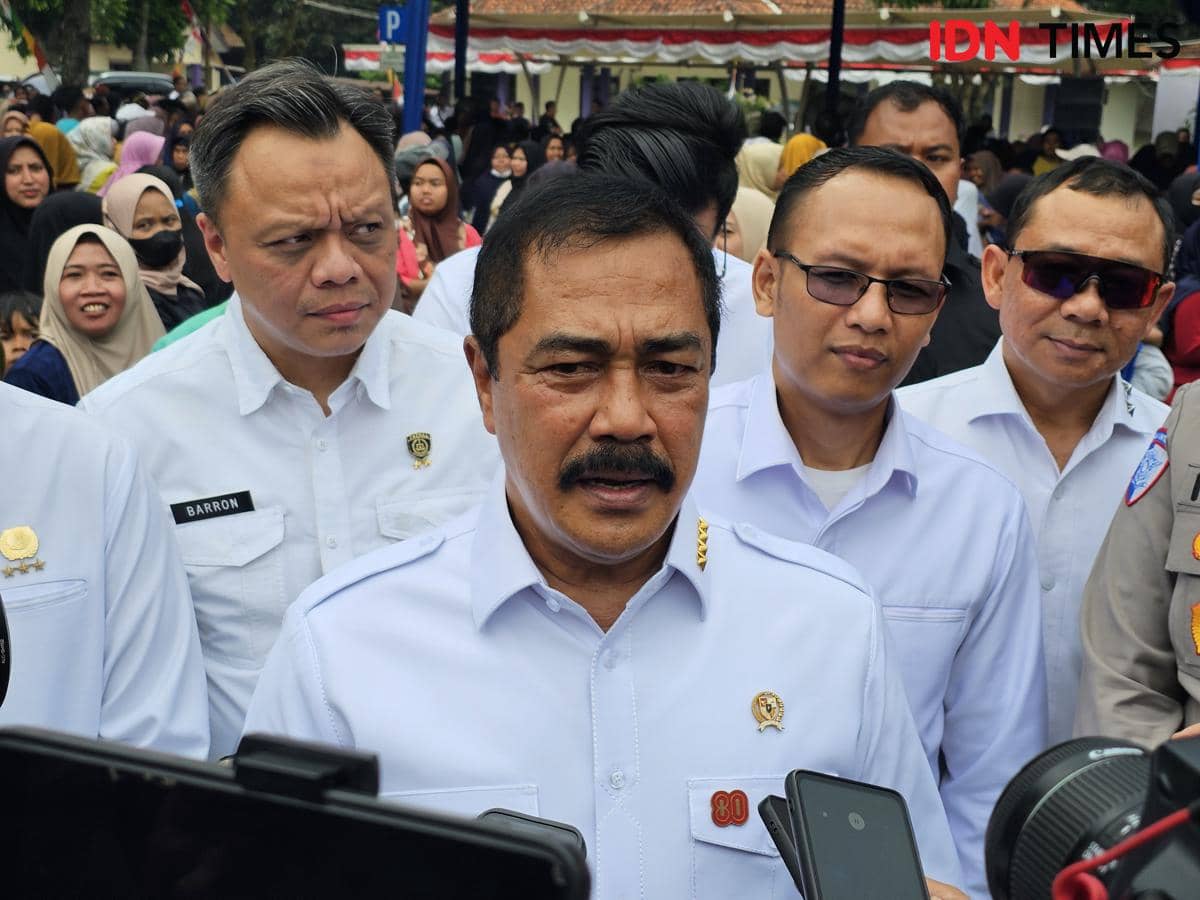 Menteri Imipas, Agus Andrianto mengunjungi masyarakat sekitar Rutan Jambe Tangerang (IDN Times/Maya Aulia Aprilianti)