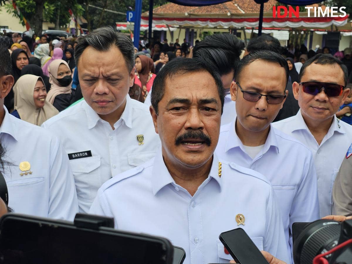 Menteri Imipas, Agus Andrianto mengunjungi masyarakat sekitar Rutan Jambe Tangerang (IDN Times/Maya Aulia Aprilianti)