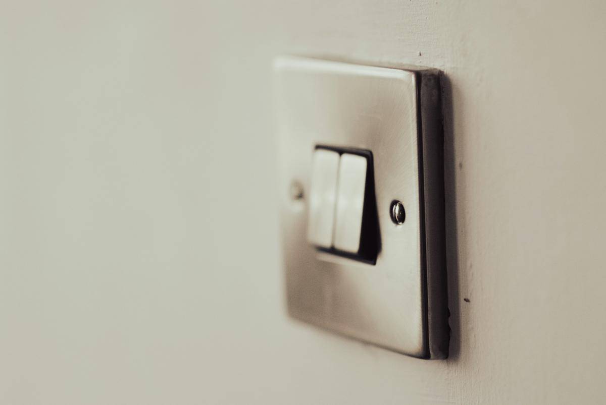 ilustrasi saklar lampu (unsplash.com/Jaye Haych)
