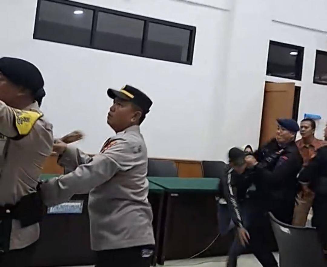 Keluarga korban saat serang Mulyana (Dok. Tangkapan layar)