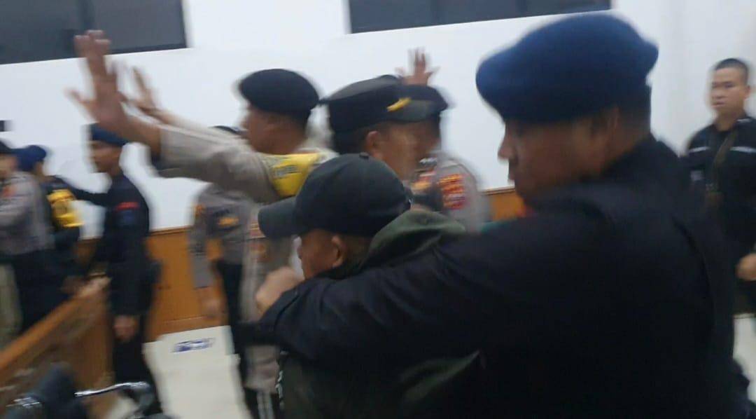 Keluarga korban saat serang Mulyana (Dok. Tangkapan layar)