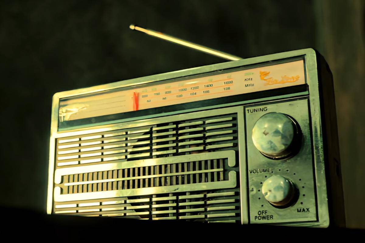 ilustrasi radio tua 
