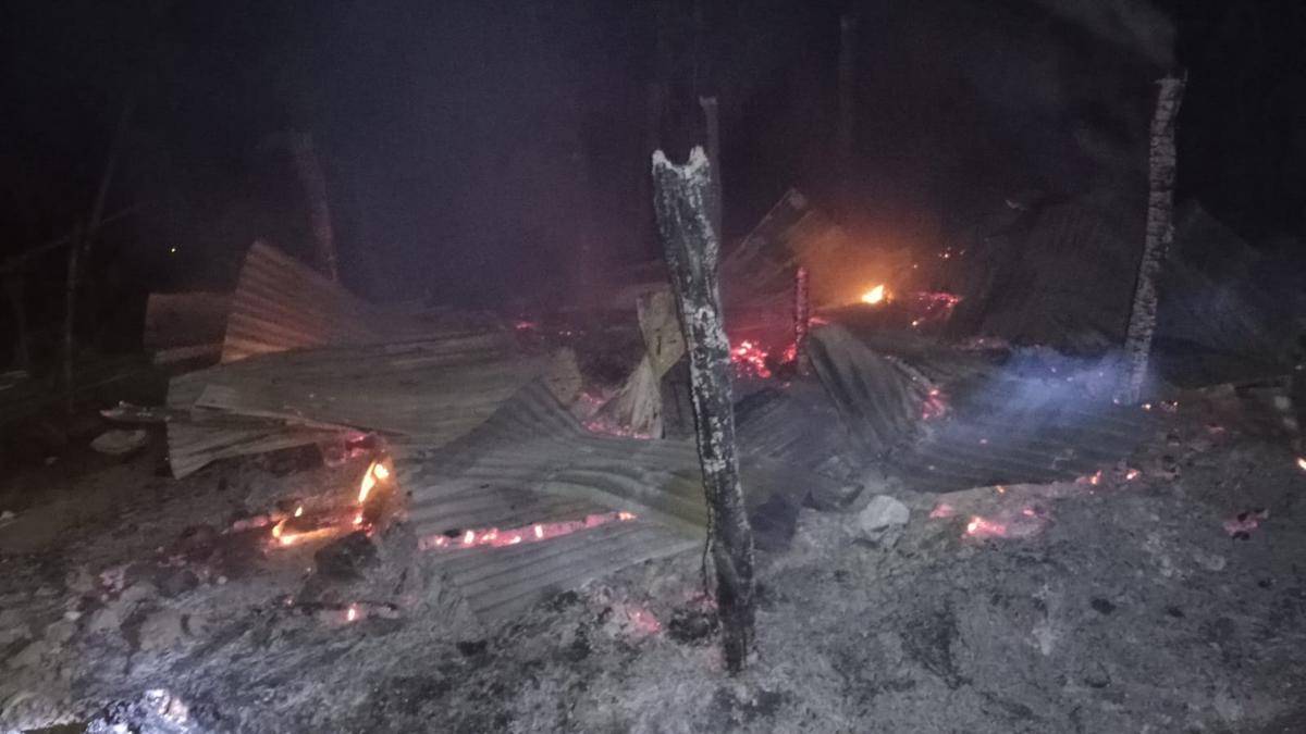 Puing-puing rumah yang terbakar dan tewaskan dua balita di NTT. (Dok Polres Kupang)