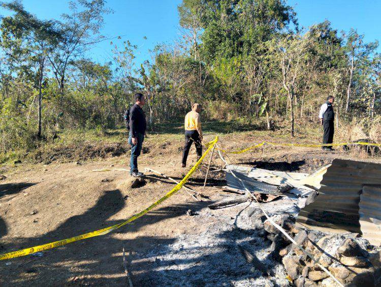 Tim Identifikasi Polres Kupang melakukan olah TKP kebakaran di Kupang yang tewaskan dua pelita. (Dok Polres Kupang)
