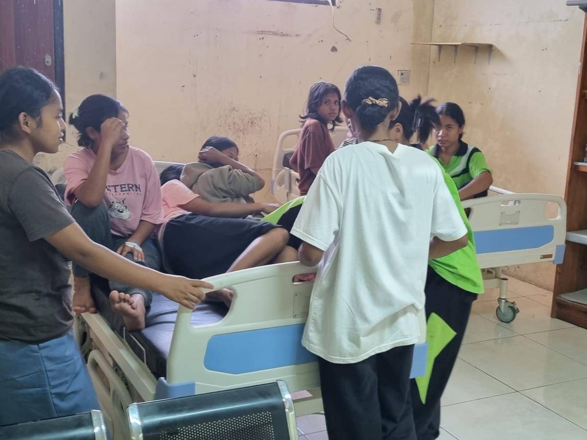 Para siswi SMK Pertanian Pembangunan keracunan massal. (Dok Polres Kupang)