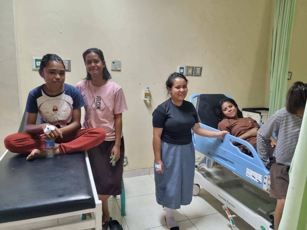Para siswi SMK Pertanian Pembangunan Kupang alami keracunan massal. (Dok Polres Kupang)