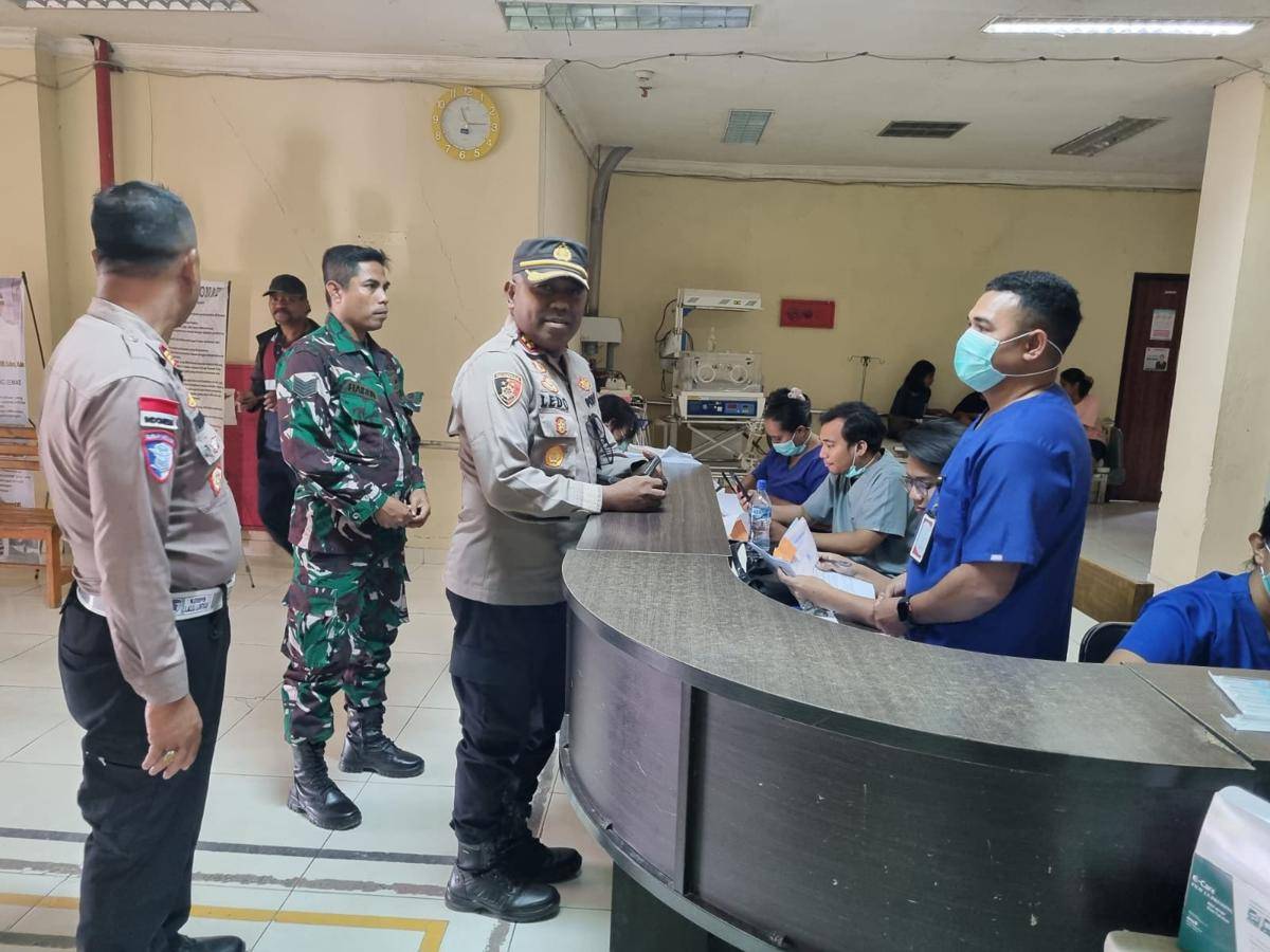 Persnil polisi dan TNI memantau penanganan medis terhadap siswi SMK Pertanian Pembangunan yang keracunan massal. (Dok Polres Kupang)