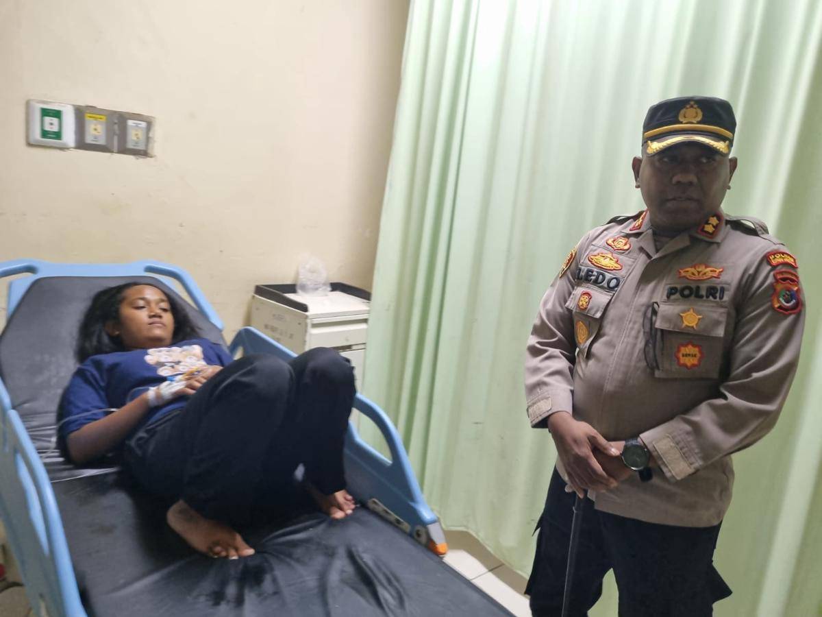 Kapolres Kupang, AKBP Rudy Junus Jacob Ledo mengawasi perawatan terhadap para siswi SMK Pertanian Pembangunan yang keracunan massal. (Dok Polres Kupang)