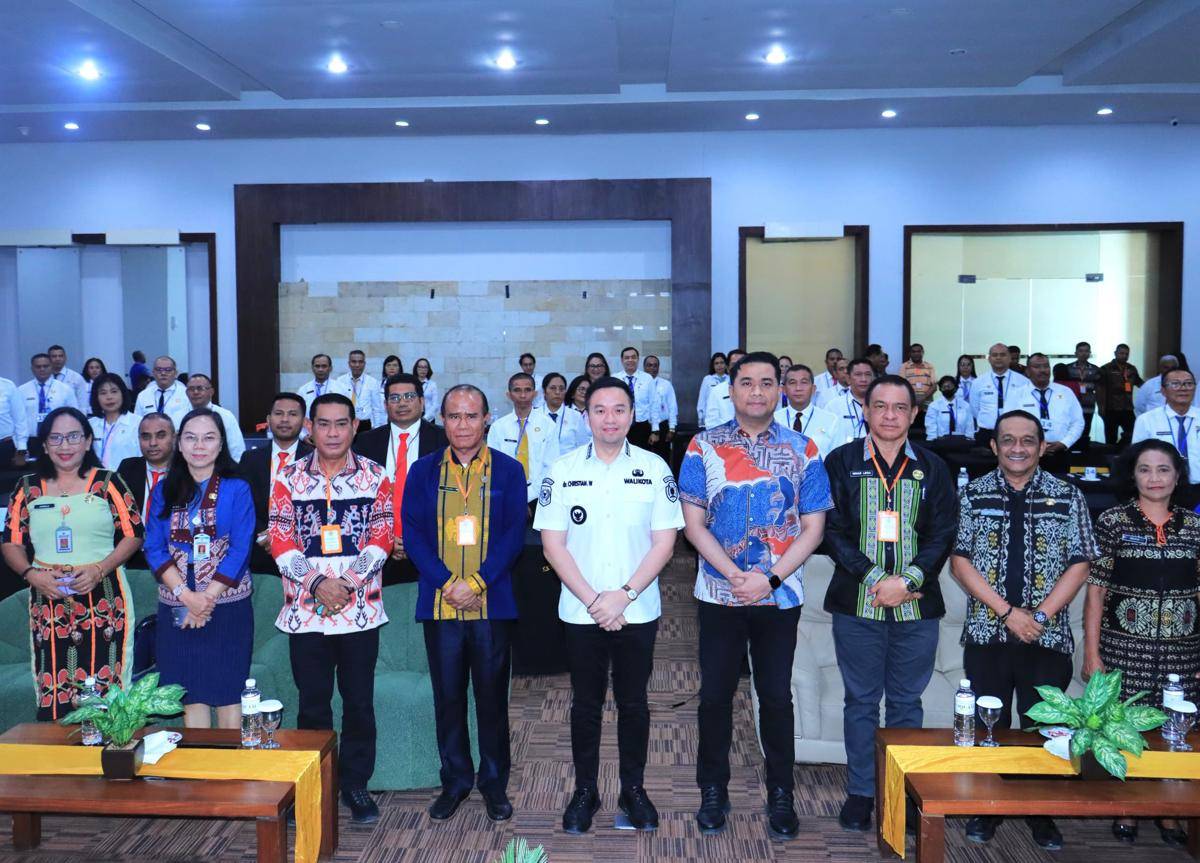Wali Kota Kupang Christian Widodo berprose bersama dengan para pelamar yang mengikuti seleksi 7 jabatan kadis yang lowong. (Dok Prokopim Kota Kupang)