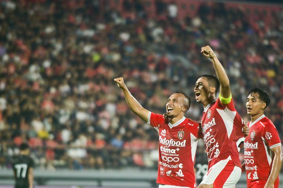 Pesepak bola Bali United Irfan Jaya (kiri) berselebrasi bersama rekannya Ricky Fajrin (tengah) dan Kadek Agung (kanan) usai mencetak gol ke gawang PSIM Yogyakarta saat pertandingan uji coba menjelang kompetisi Super League 2025/2026 di Stadion Kapten I Wayan Dipta, Gianyar, Bali, Sabtu (26/7/2025). ANTARA FOTO/Fikri Yusuf/nym.